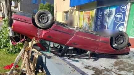 На видео попало, как в Витебске BMW на оживлённой улице ушёл в занос, снёс дерево и перевернулся