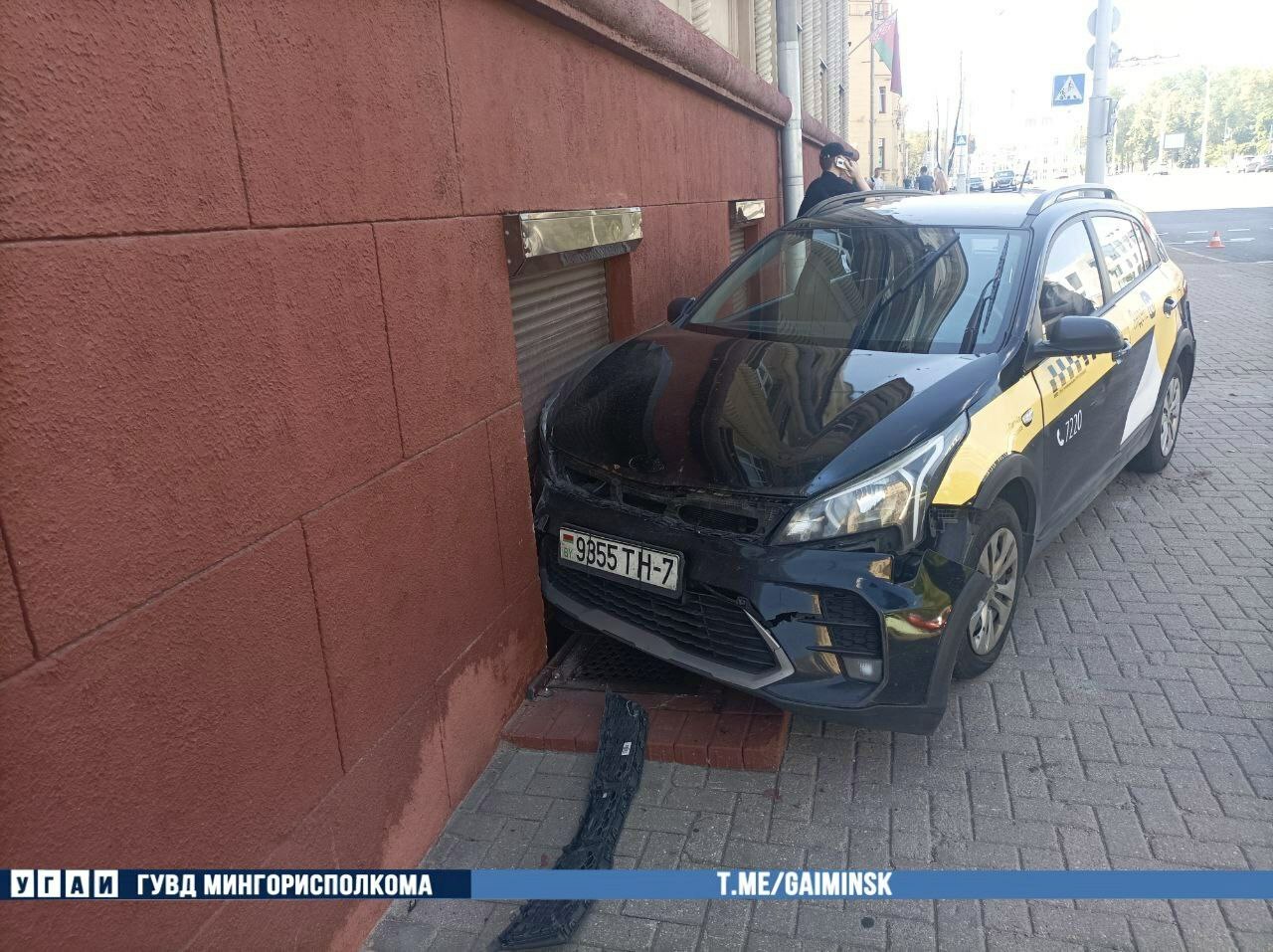 В центре Минска такси вылетело на тротуар и врезалось в здание