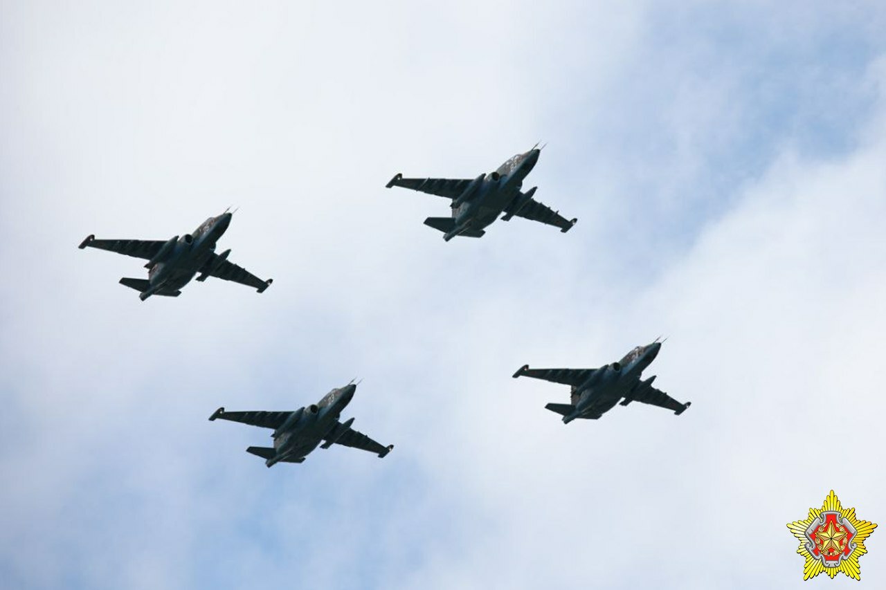 Под Минском заметили в небе 8 российских боевых вертолетов. В Минобороны Беларуси ответили, что происходит