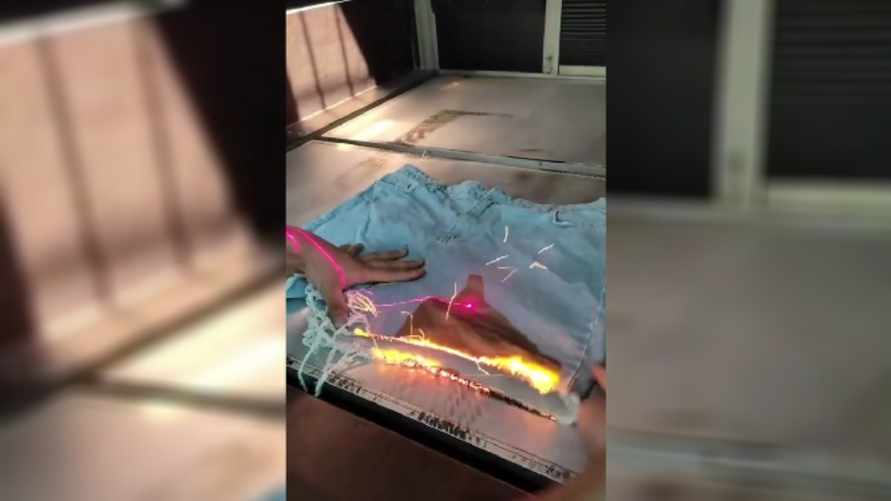 «Я когда на мангал падал, такой дизайн сделал» — В TikTok показали, как делают дырки на джинсовых шортах