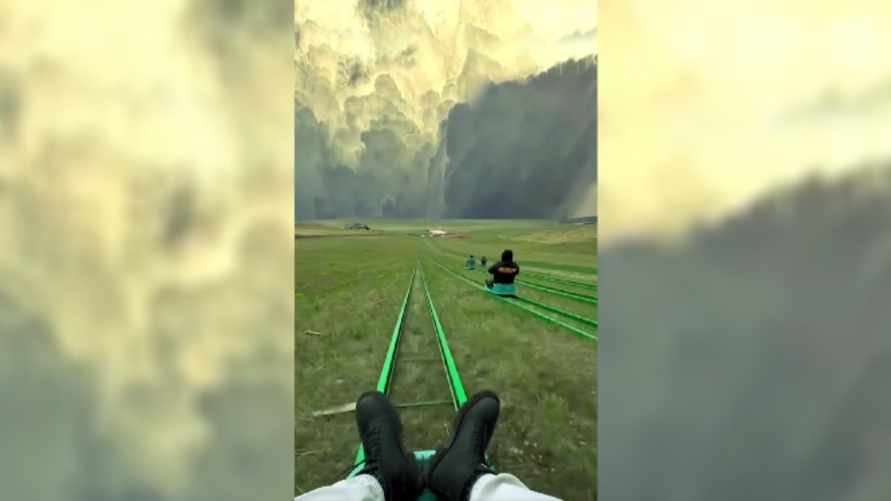 "Это что, компьютерная графика?" - Видео с катанием по траве в Китае собрало почти 5 млн просмотров. Что с ним не так?