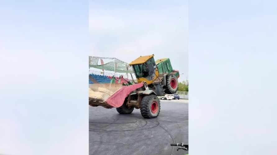 "А МТЗ так могут?" - В TikTok видео с танцем экскаватора собрало почти 30 млн просмотров