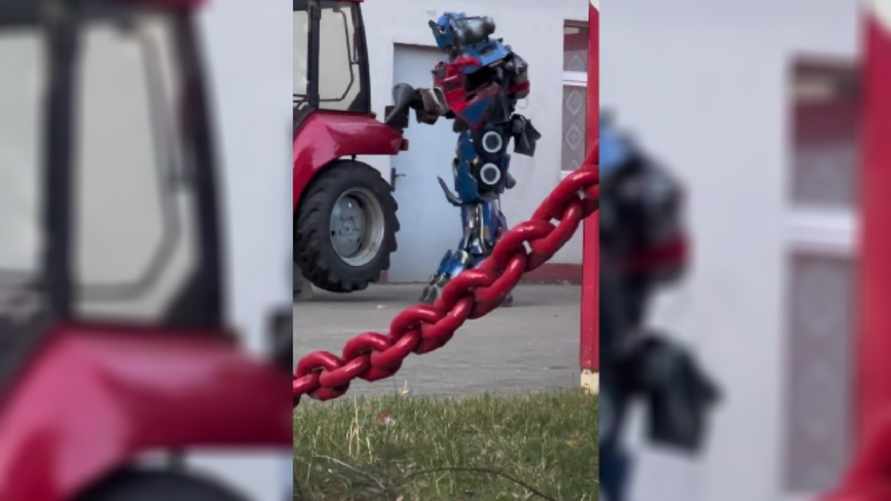 "Это МТЗамблби" - В Беларуси заметили ворующего топливо робота-трансформера