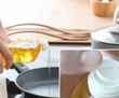 Для чего белый колпачок на бутылке с маслом? Узнав это, вы перестанете его выбрасывать