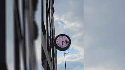 «А зарплата какая?» — В TikTok завирусилось видео с «застрявшим в часах» работником