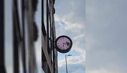 Замеченные часы — это инсталляция дизайнера Мартена Бааса,