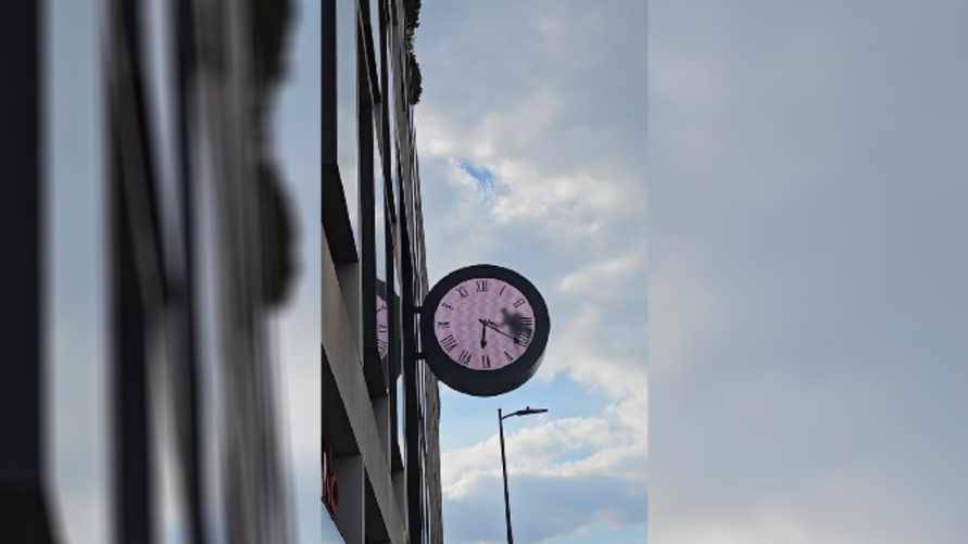 "А зарплата какая?" - В TikTok завирусилось видео с "застрявшим в часах" работником