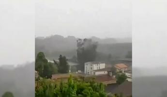 Видео с молнией, уничтожившей дерево за секунду, набрало 1,5 млн просмотров. Белорусам приготовиться?