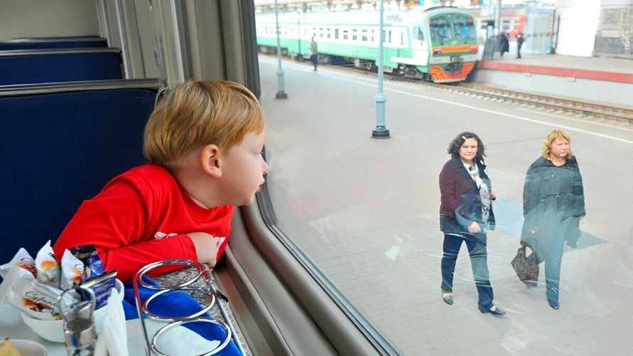 Могут ли родители отправить ребёнка одного на поезде к бабушке? В МВД Беларуси ответили