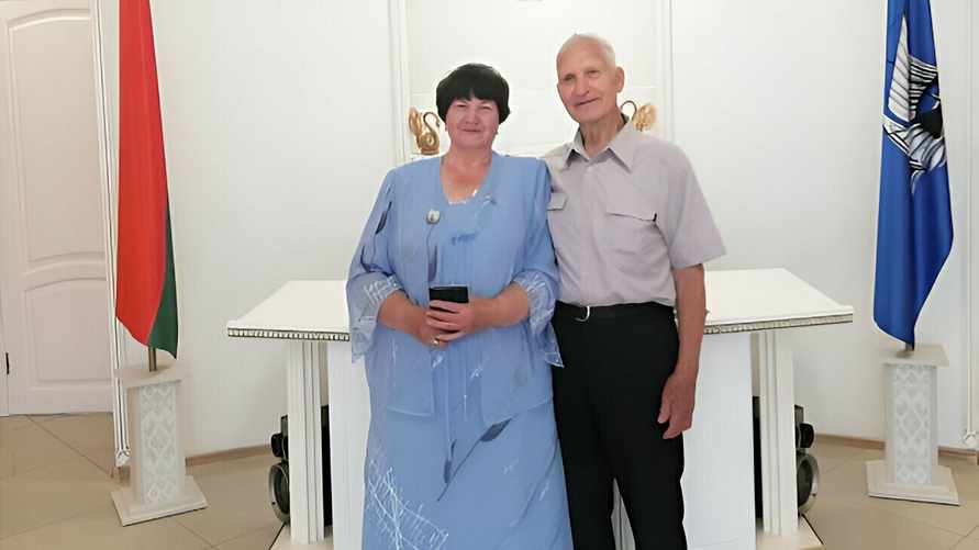 "Видел меня только на фото" — В Жлобине после знакомства в TikTok 76-летняя невеста и 87-летний жених сыграли свадьбу