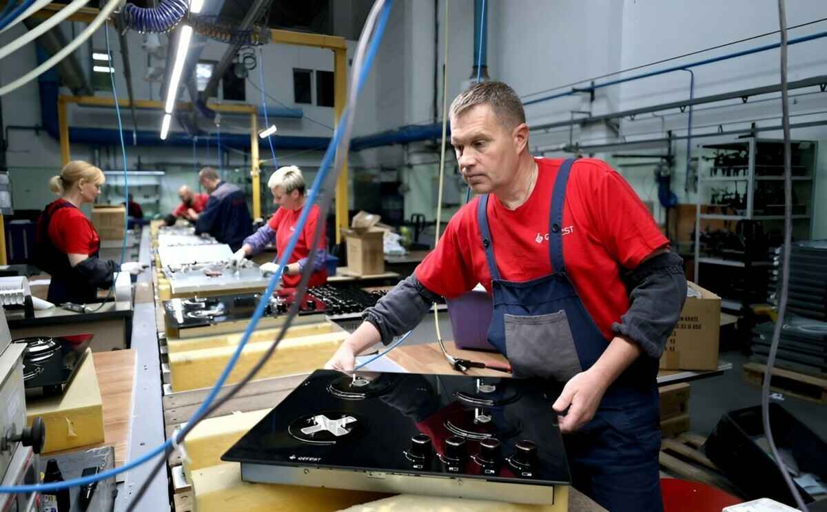 Производство отечественных плит в Бресте. Фото: БелТА