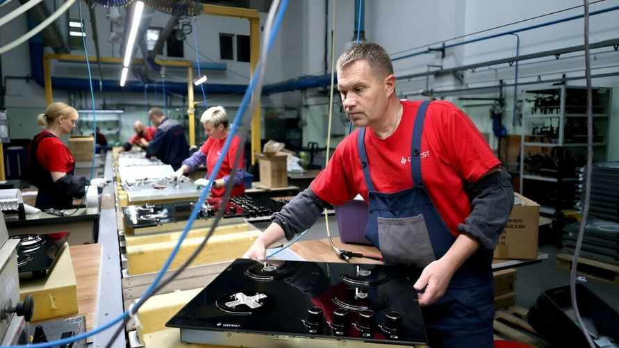 Производство отечественных плит в Бресте. Фото: БелТА