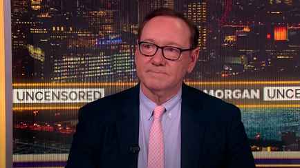 Актёр Кевин Спейси расплакался на телевизионном интервью после вопросов ведущего. Что произошло?