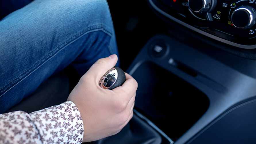 Экономит ли движение накатом топливо? Вот как езда на "нейтралке" влияет на автомобиль на самом деле