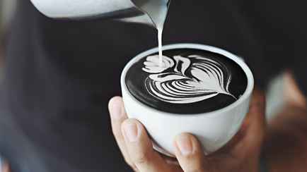 Зачем добавлять уголь в кофе? Вот как чёрный латте поможет после вечеринки