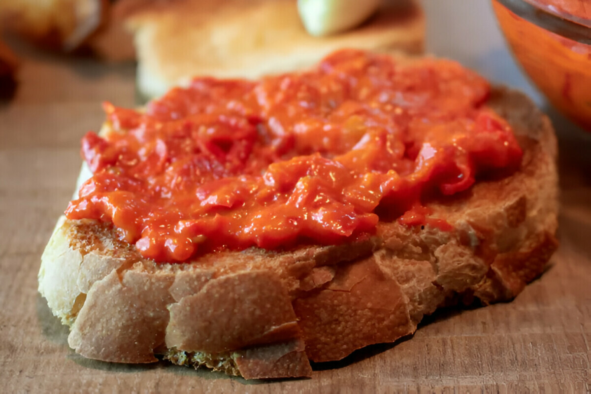С этим соусом вы забудете про кетчуп. Как приготовить лучшую добавку к мясу на гриле и не только?