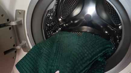 Коврик для ванной стал неприятно пахнуть? Посыпьте его этим перед стиркой