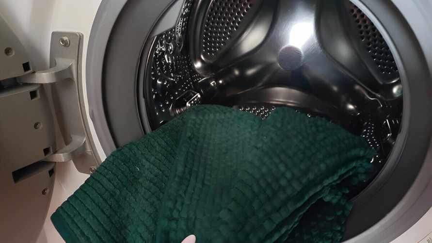 Коврик для ванной стал неприятно пахнуть? Посыпьте его этим перед стиркой