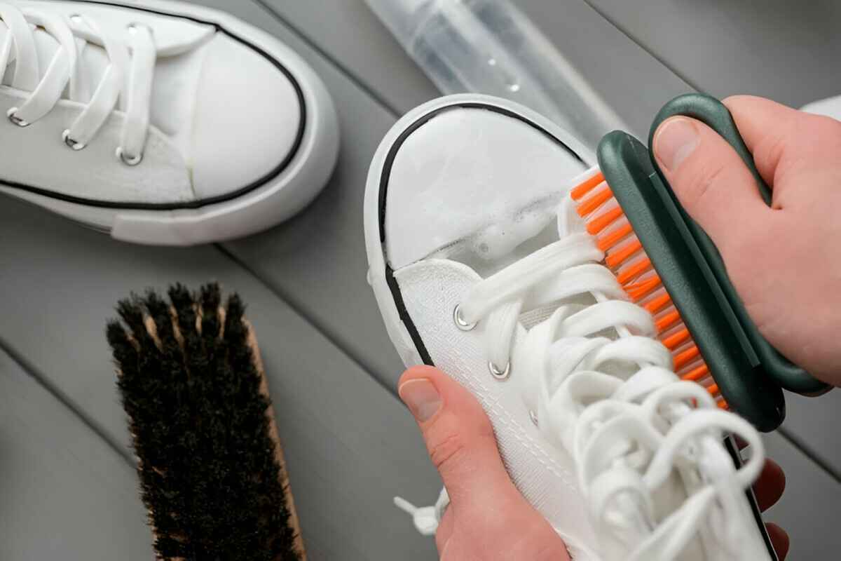 Как отбелить пожелтевшие кроссовки? Эти средства из кухонного шкафчика заставят их выглядеть как новые