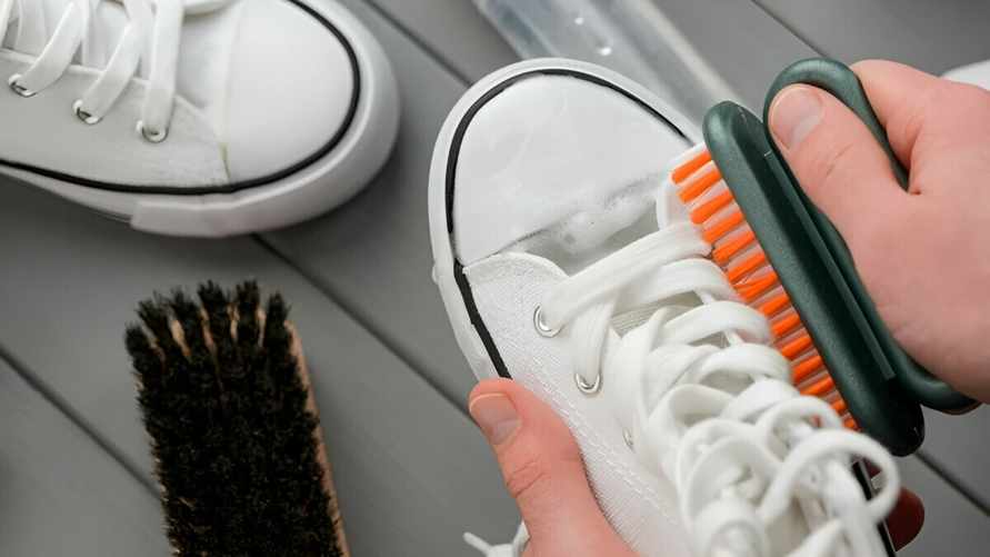 Как отбелить пожелтевшие кроссовки? Эти средства из кухонного шкафчика заставят их выглядеть как новые