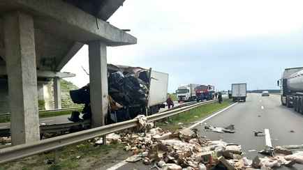 Под Минском грузовик врезался в мост — кабина разлетелась на куски