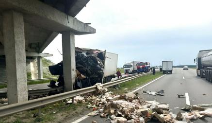 Под Минском грузовик врезался в мост — кабина разлетелась на куски
