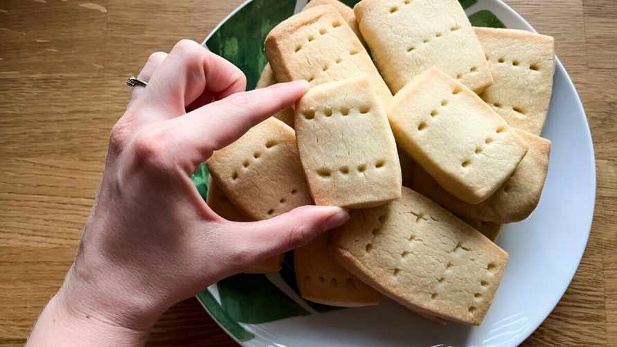 Как приготовить сдобное печенье из 3 ингредиентов? Этот простой рецепт спасёт перед приходом гостей