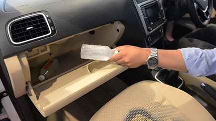 Об этой скрытой функции в бардачке авто знают не все. Зачем особенно нужна летом?