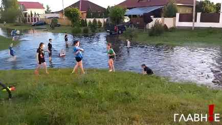 «Сегодня будем тонуть» — В Гомеле дети «оборудовали» пляж рядом с огромной лужей