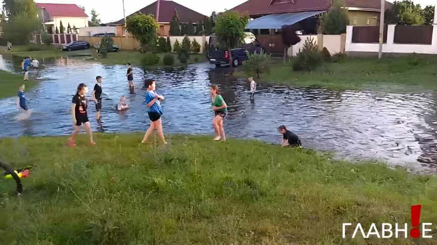 "Сегодня будем тонуть" — В Гомеле дети "оборудовали" пляж рядом с огромной лужей