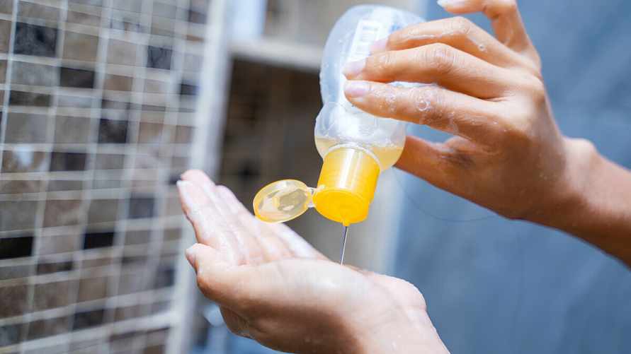 Не выбрасывайте старый шампунь для волос пока не узнаете, как применить его с пользой. Нашли 10 лайфхаков