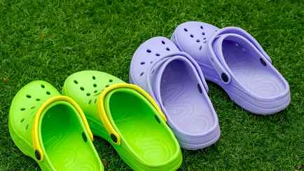 Популярные резиновые сабо вредны? Вот что об этом говорят ортопеды