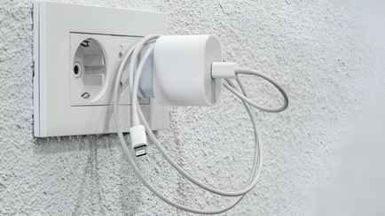 Влияет ли оставленная в розетке зарядка на счёт за электроэнергию? Вот к чему может привести эта привычка