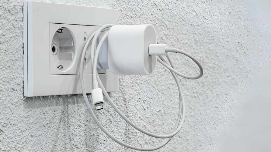 Влияет ли оставленная в розетке зарядка на счёт за электроэнергию? Вот к чему может привести эта привычка