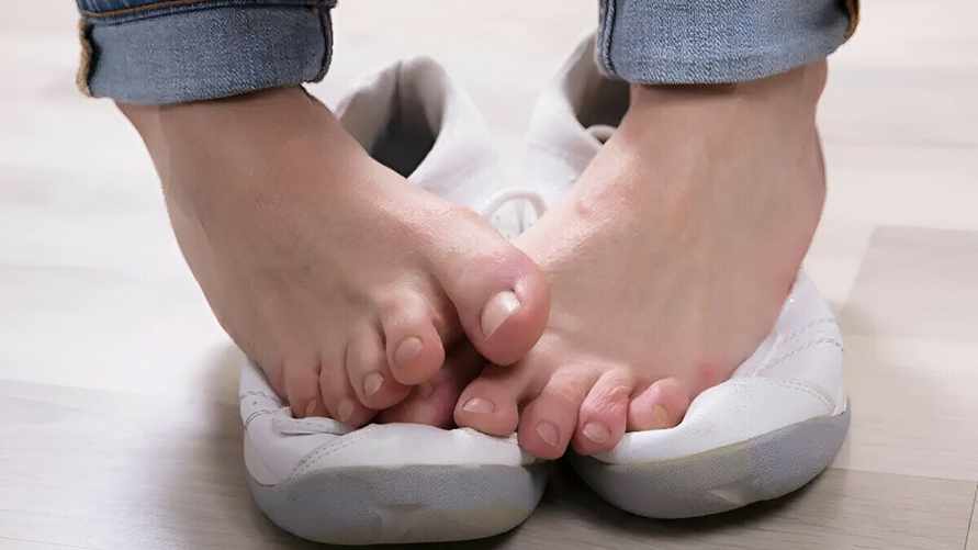 Как бороться с потливостью ног в жару? Сделайте так — и забудете о запахе и грибке