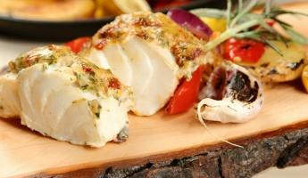 Этот рецепт рыбы подвинет курятину. Как приготовить треску с горчицей и овощами?