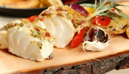 Этот рецепт рыбы подвинет курятину. Как приготовить треску с горчицей и овощами?