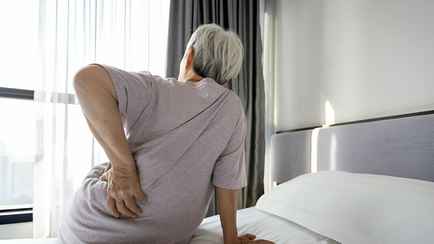 Как уснуть, если болит спина? Вот какие позы и лайфхаки облегчат самочувствие