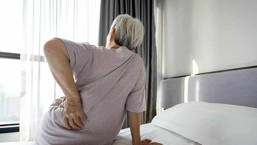 Как уснуть, если болит спина? Вот какие позы и лайфхаки облегчат самочувствие