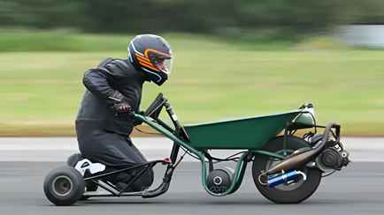 Британец поставил мировой рекорд по разгону садовой тачки. Какой скорости достиг?