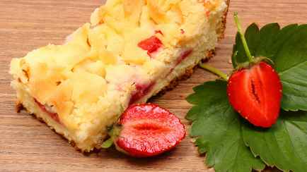 Пирог, который всегда получается. Нашли рецепт идеального лакомства с клубникой к чаю и кофе