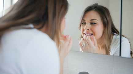 Как отбелить зубы без стоматолога? Эти 5 домашних способов сэкономят деньги и зубную пасту