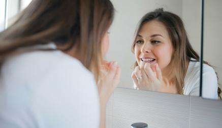 Как отбелить зубы без стоматолога? Эти 5 домашних способов сэкономят деньги и зубную пасту