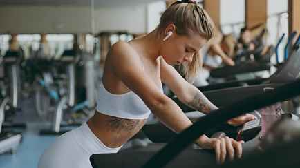 Можно ли заниматься спортом во время менструации? Вот что происходит с телом