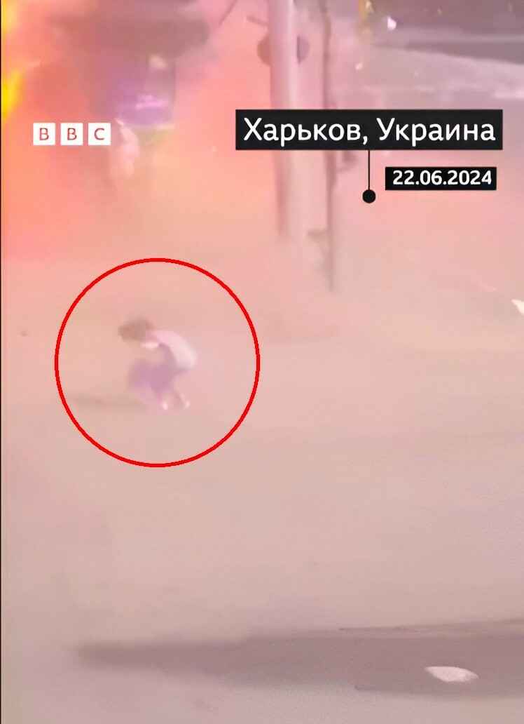 Появилось видео, как женщина выжила во время бомбардировки украинского Харькова