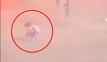 Появилось видео, как женщина выжила во время бомбардировки украинского Харькова