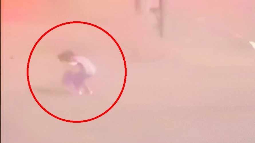 Появилось видео, как женщина выжила во время бомбардировки украинского Харькова