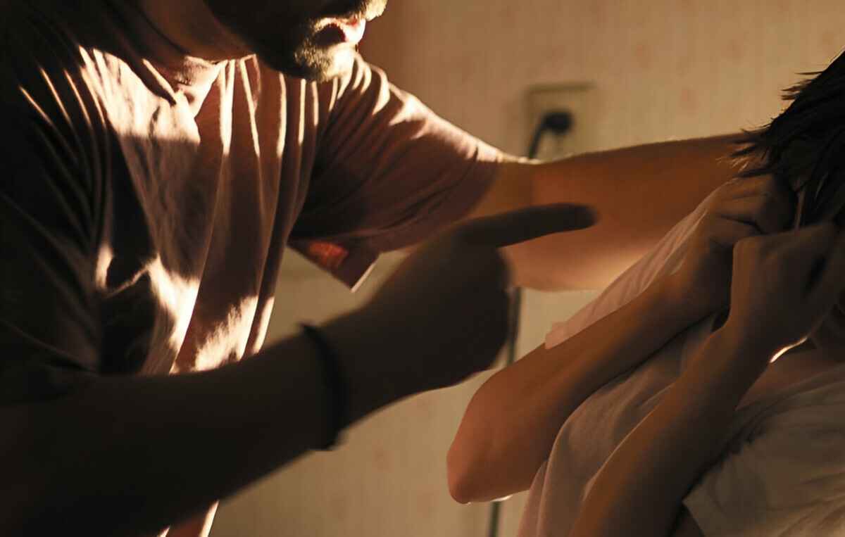 Щипала и щекотала. Жителя Витебщины осудили за угрозу убить сожительницу