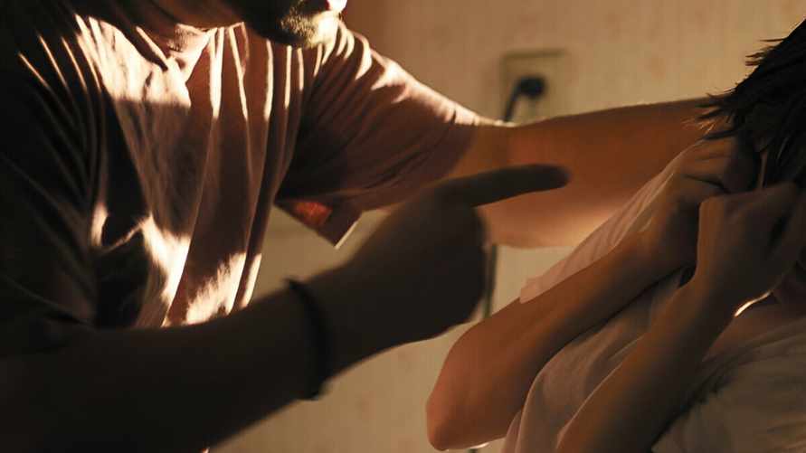 Щипала и щекотала. Жителя Витебщины осудили за угрозу убить сожительницу