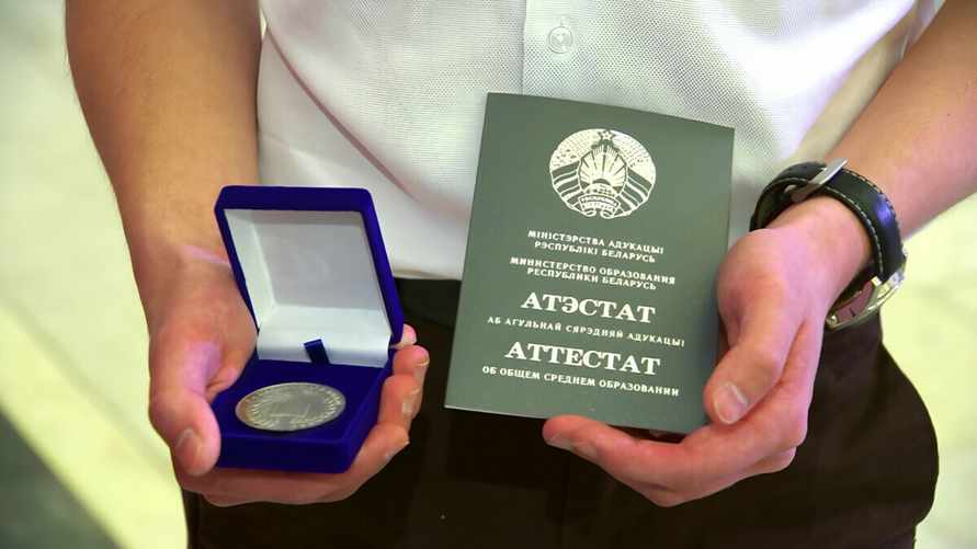 Минобразования ввело для белорусов запись на апостиль. Сколько будет стоить и можно ли получить за один день?